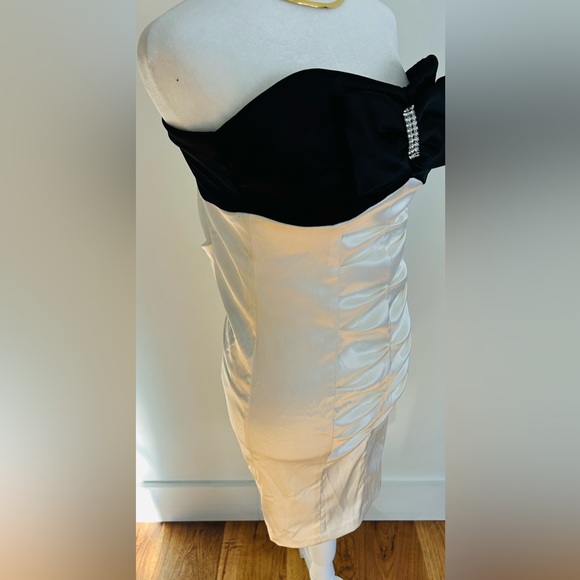 Black and Cream Strapless Dress with bow 
Holiday 80s glam girl vintage dress - Picture 3 of 10